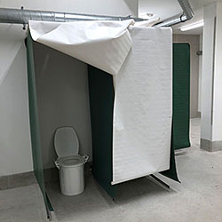 Toalettutrymme i skyddsrum.